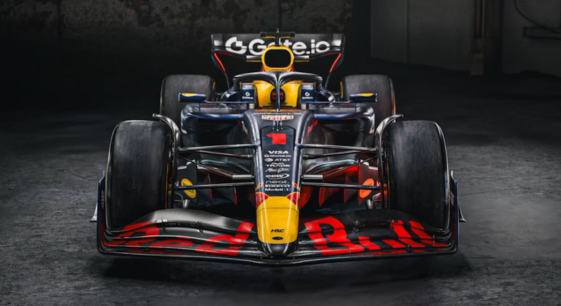 阿斯顿马丁轻取索伯车队,皮亚斯特里带队取胜 阿斯顿马丁轻取索伯车队,皮亚斯特里带队取胜